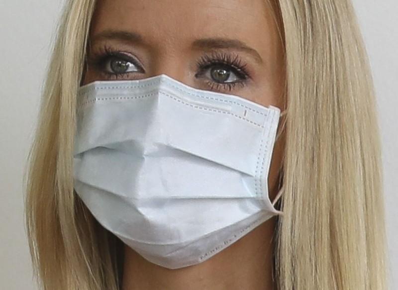 White House senior wear Taiwan face mask (Reuters)